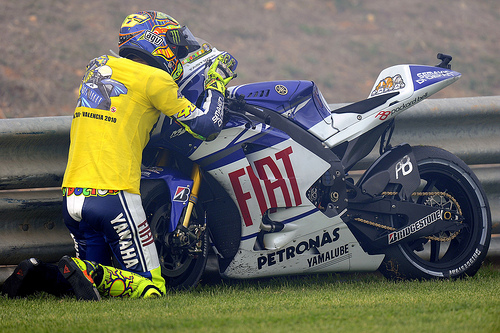 Valentino Rossi re-enacts with Welkom Yamaha kiss at Valencia
